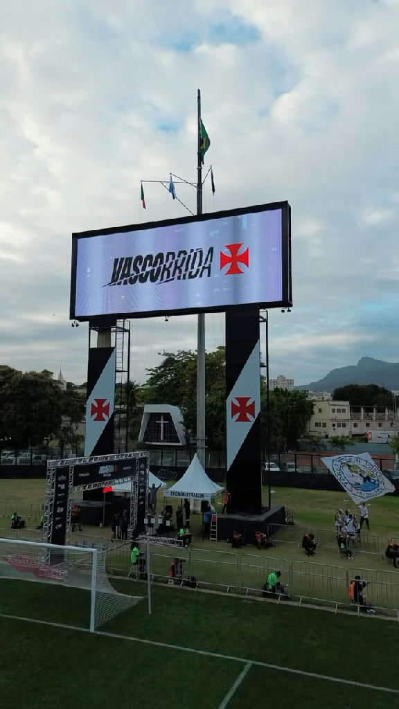 Vascorrida reúne milhares de torcedores em celebração histórica no estádio de São Januário