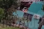 Viatura policial colide contra casa durante perseguição a assaltantes no Rio Grande do Sul