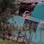 Viatura policial colide contra casa durante perseguição a assaltantes no Rio Grande do Sul