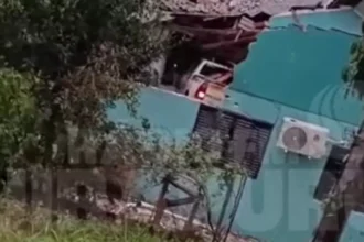 Viatura policial colide contra casa durante perseguição a assaltantes no Rio Grande do Sul