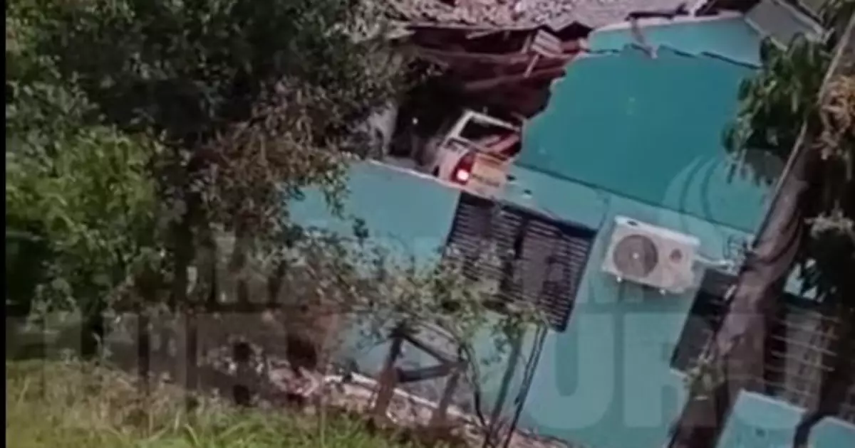 Viatura policial colide contra casa durante perseguição a assaltantes no Rio Grande do Sul