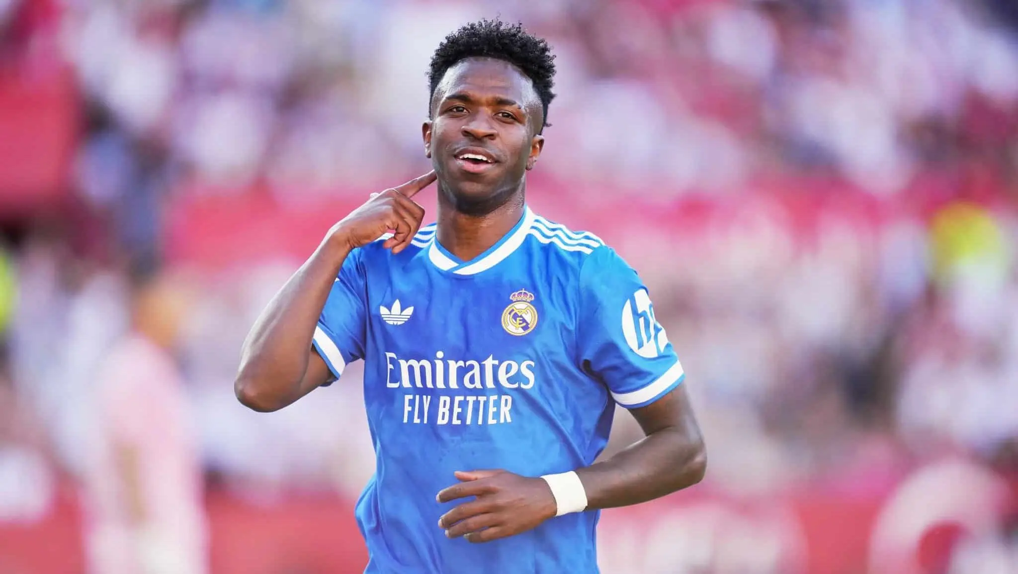 Vinicius Jr. sela permanência no Real Madrid com contrato até 2032