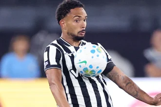 Vitinho desperta interesse do Eintracht Frankfurt e pode deixar o Botafogo