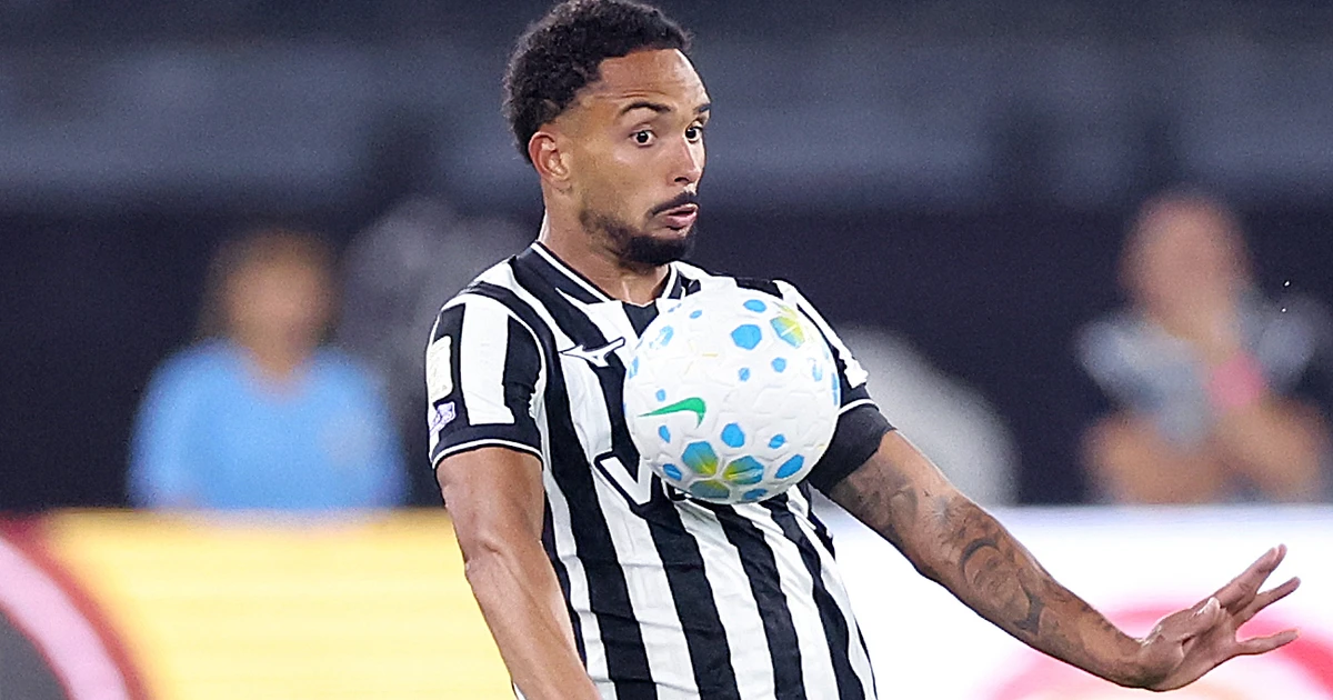 Vitinho desperta interesse do Eintracht Frankfurt e pode deixar o Botafogo