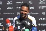 Vitinho reafirma compromisso com Botafogo e rebate rumores sobre saída