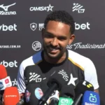 Vitinho reafirma compromisso com Botafogo e rebate rumores sobre saída