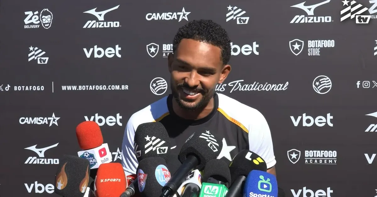 Vitinho reafirma compromisso com Botafogo e rebate rumores sobre saída