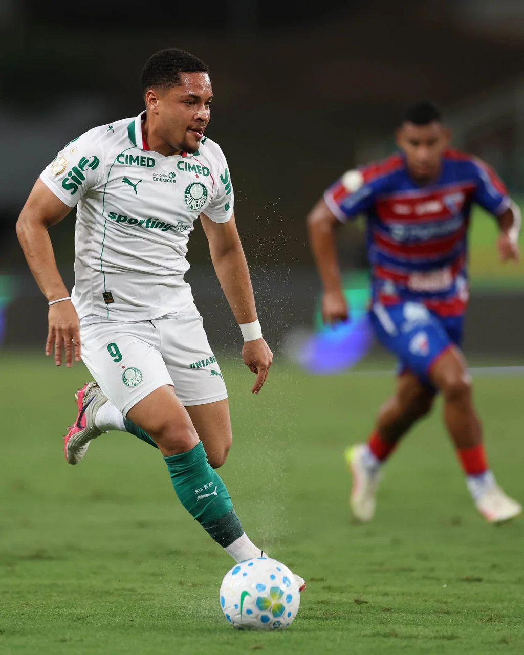 Vitor Roque busca retomada no Palmeiras sob cobrança de Abel Ferreira após lesão