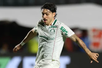 Vitória celebra denúncia do STJD contra Maurício e reforça críticas à arbitragem