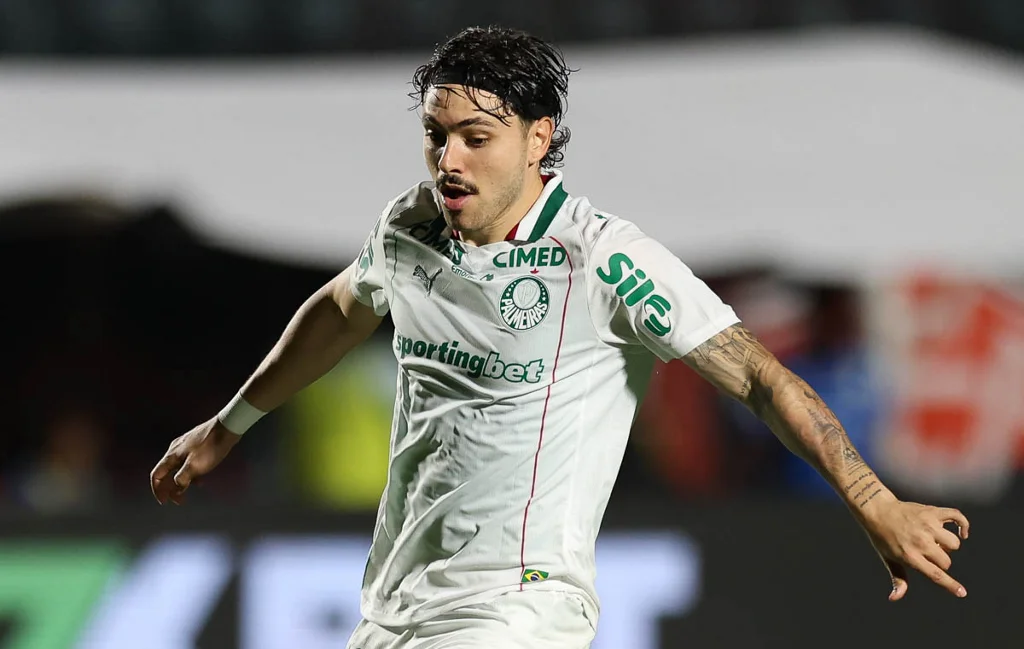 Vitória celebra denúncia do STJD contra Maurício e reforça críticas à arbitragem