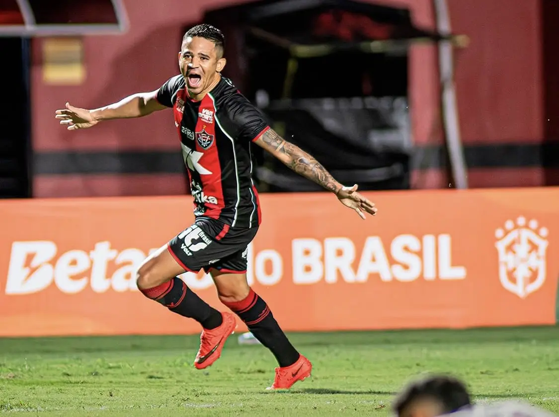 Vitória goleia Athletico-pr por 4 a 0 e avança na Copa do Brasil