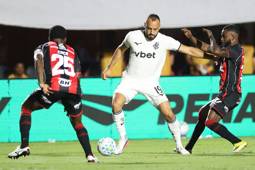 Vitória supera Botafogo no Barradão e ganha fôlego na tabela do Brasileirão