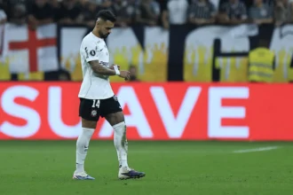 Volante Raniele pede desculpas à torcida do Corinthians por expulsão em jogo crucial
