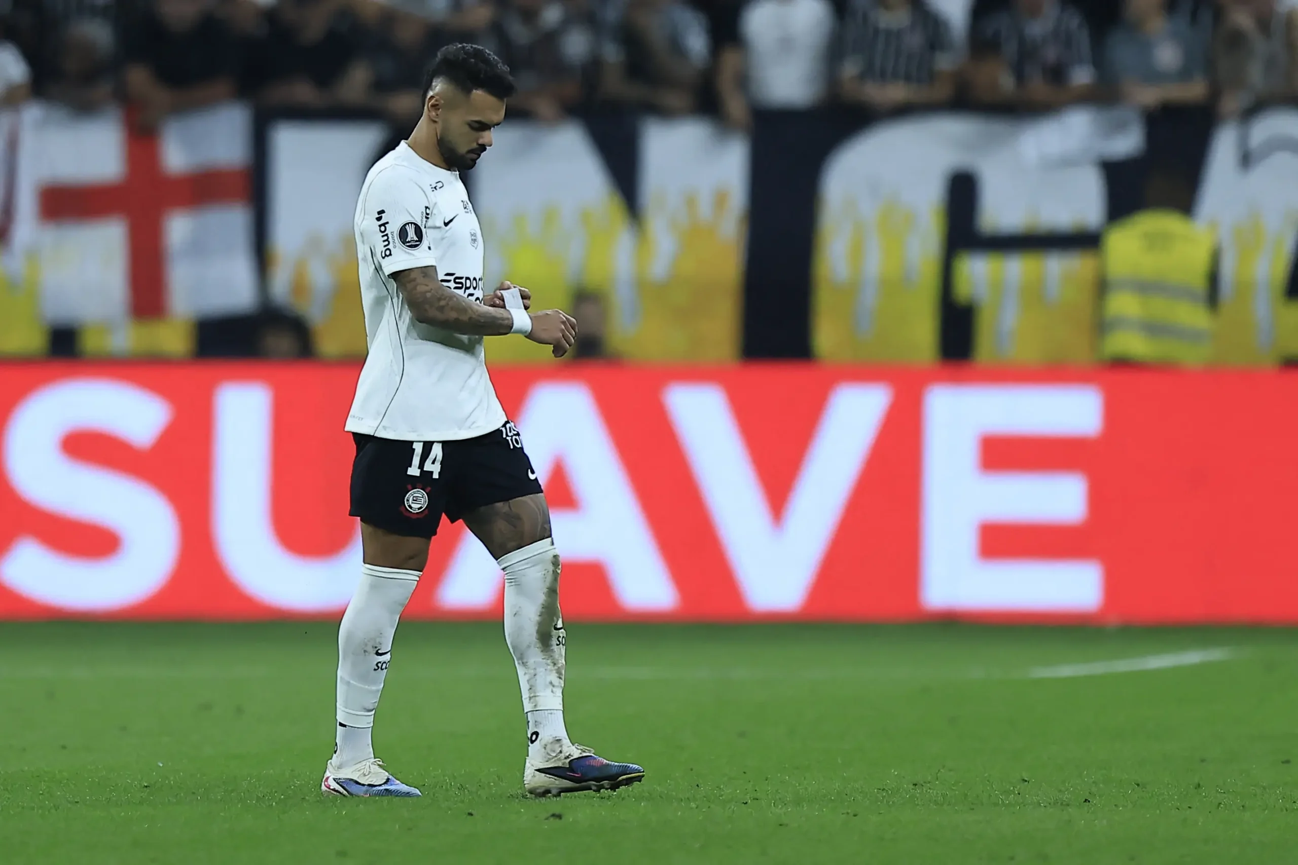 Volante Raniele pede desculpas à torcida do Corinthians por expulsão em jogo crucial