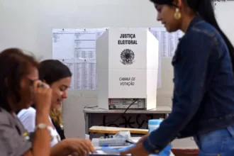 Voto feminino consolida vantagem de Lula sobre Flávio Bolsonaro nas pesquisas