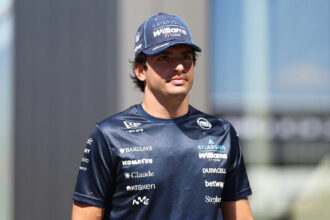 Williams planeja oferta milionária para garantir permanência de Carlos Sainz