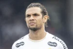 Willian Arão se consolida como zagueiro e resolve problema defensivo do Santos