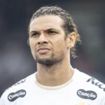 Willian Arão se consolida como zagueiro e resolve problema defensivo do Santos