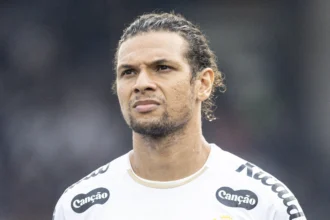 Willian Arão se consolida como zagueiro e resolve problema defensivo do Santos