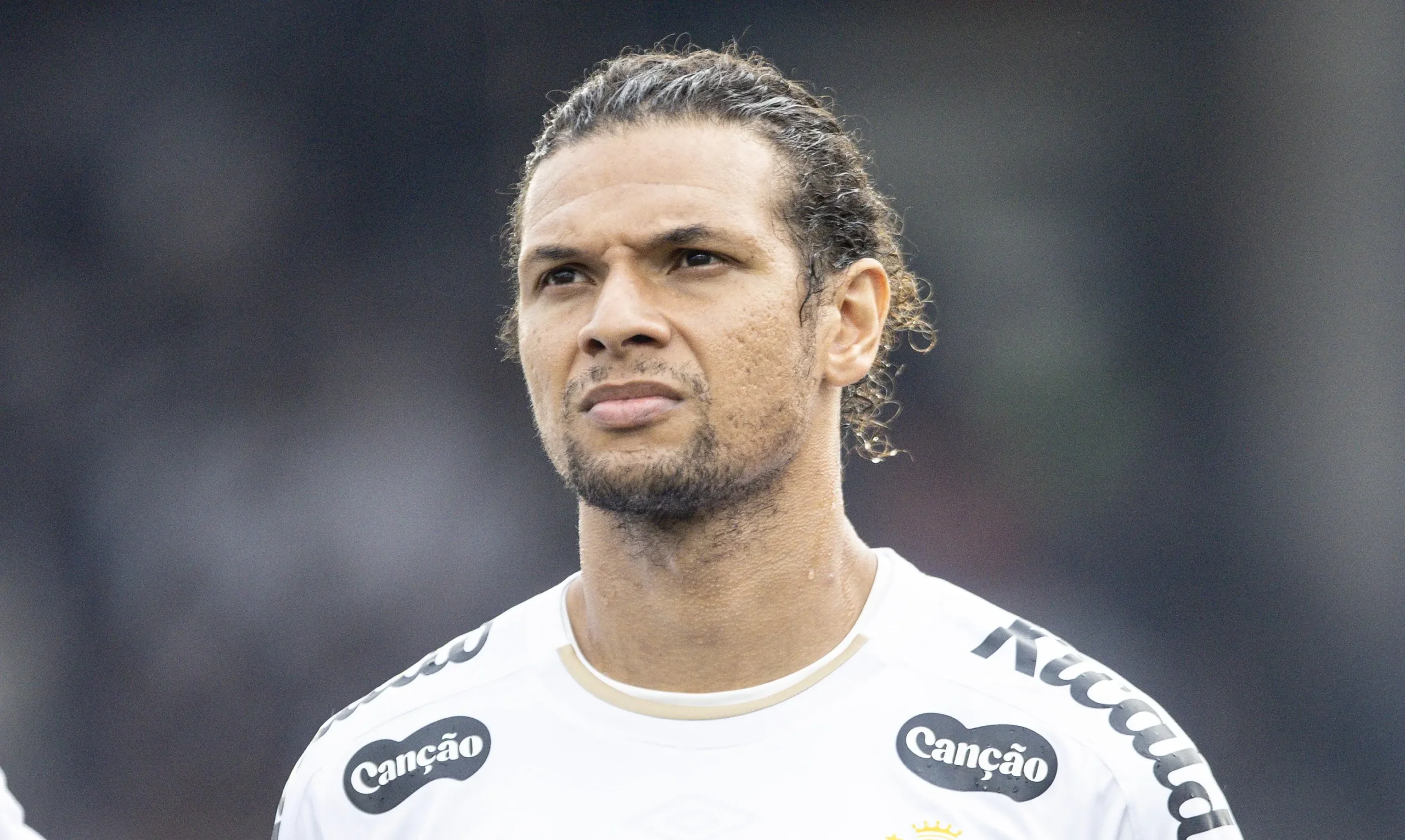 Willian Arão se consolida como zagueiro e resolve problema defensivo do Santos