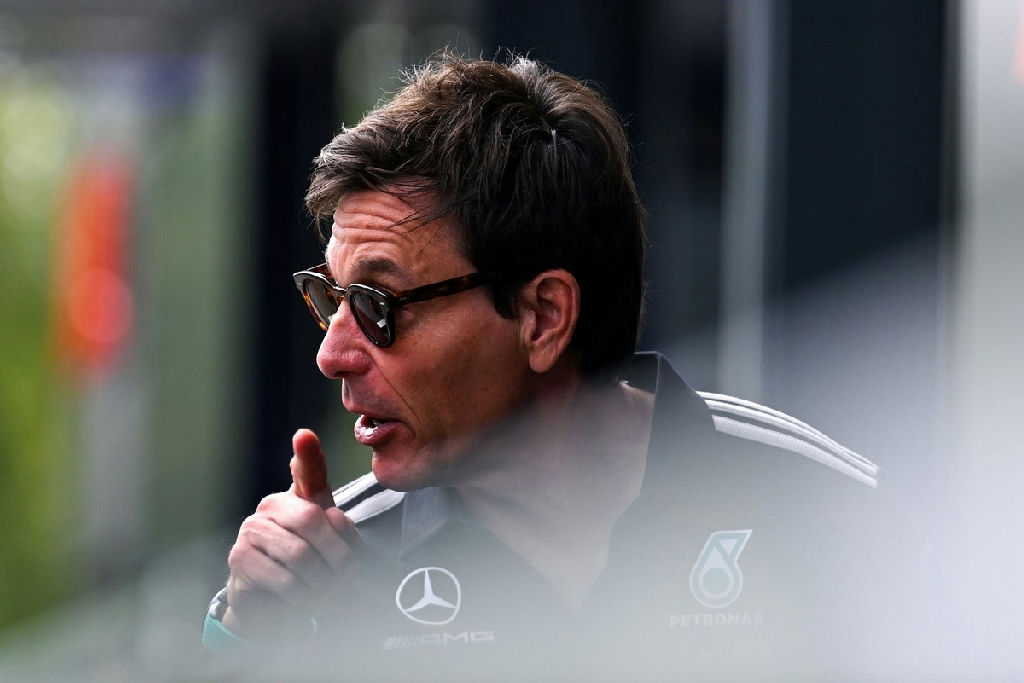 Wolff, da Mercedes F1, confia em virada para 2026 apesar de atraso admitido