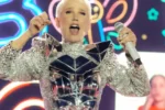 Xuxa esclarece incidente com figurino durante estreia de turnê em São Paulo