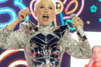 Xuxa esclarece incidente com figurino durante estreia de turnê em São Paulo