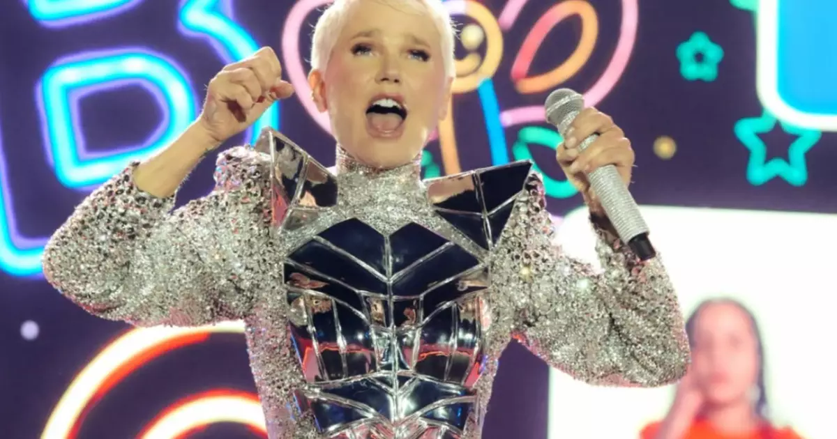 Xuxa esclarece incidente com figurino durante estreia de turnê em São Paulo