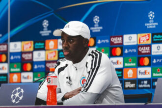 Yaya Touré marca história como primeiro técnico africano na Liga dos Campeões