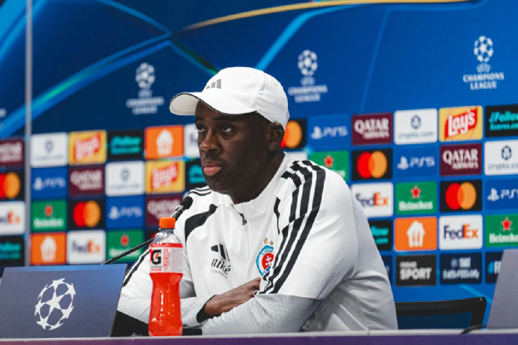 Yaya Touré marca história como primeiro técnico africano na Liga dos Campeões