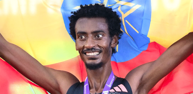 Yomif Kejelcha estabelece novo recorde mundial ao vencer a Meia Maratona de Buenos Aires em 56min51s
