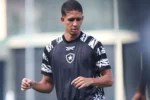 Zagueiro do Botafogo é hospitalizado após choque em estreia no Carioca Sub-20