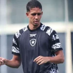 Zagueiro do Botafogo é hospitalizado após choque em estreia no Carioca Sub-20