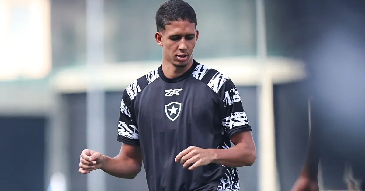 Zagueiro do Botafogo é hospitalizado após choque em estreia no Carioca Sub-20