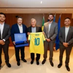 Zico é homenageado na sede da CBF com placa e camisa personalizada