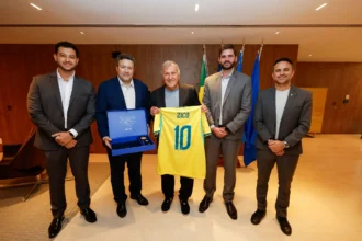 Zico é homenageado na sede da CBF com placa e camisa personalizada