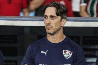Zubeldía aponta ineficiência ofensiva após empate do Fluminense no clássico