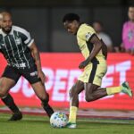 A precisão do pé esquerdo de Andrés Gómez vira tema de brincadeira nos bastidores do Vasco