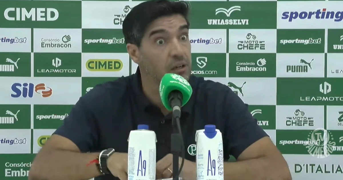 Abel Ferreira critica arbitragem e ironiza presença de microfones em coletiva