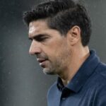 Abel Ferreira questiona uso de microfones à beira do campo após tropeço do Palmeiras