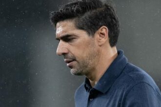 Abel Ferreira questiona uso de microfones à beira do campo após tropeço do Palmeiras