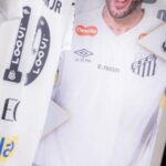 Adidas apresenta proposta para vestir o Santos a partir de 2028