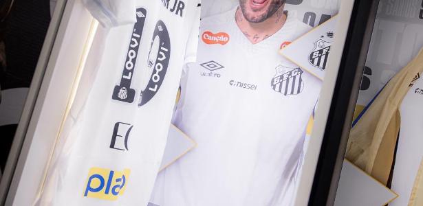 Adidas apresenta proposta para vestir o Santos a partir de 2028