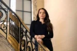 Adriana assume sociedade em joalheria e descobre que Heitor está vivo