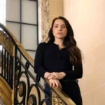 Adriana assume sociedade em joalheria e descobre que Heitor está vivo