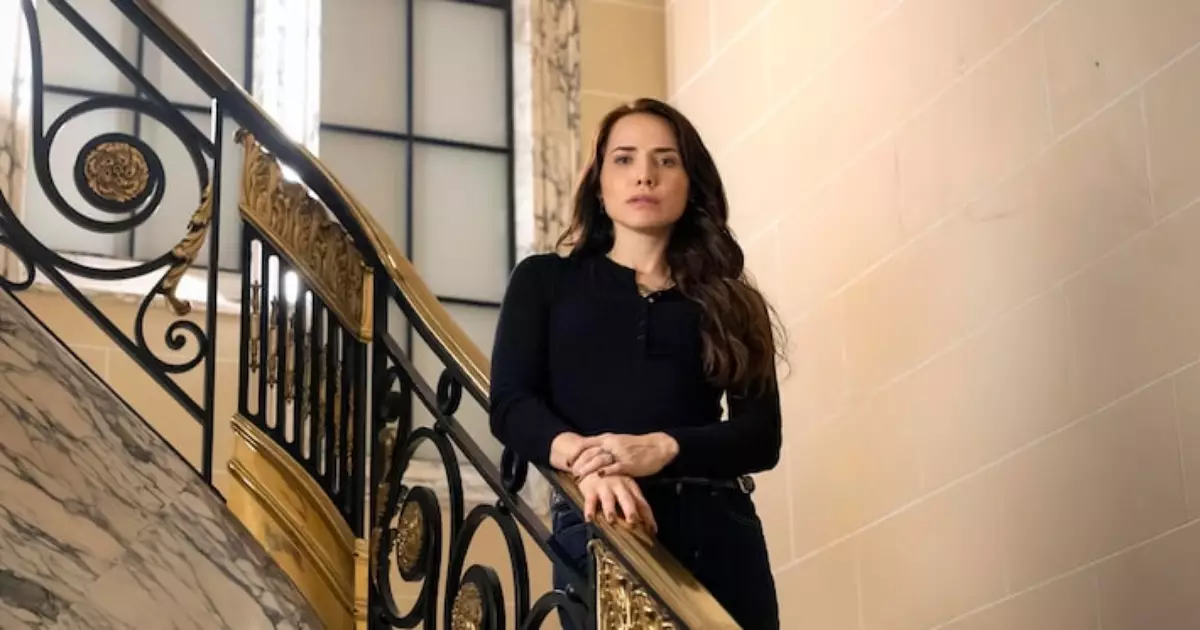 Adriana assume sociedade em joalheria e descobre que Heitor está vivo