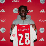 Ajax oficializa a contratação do meio-campista Yves Bissouma