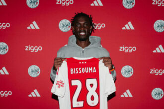 Ajax oficializa a contratação do meio-campista Yves Bissouma