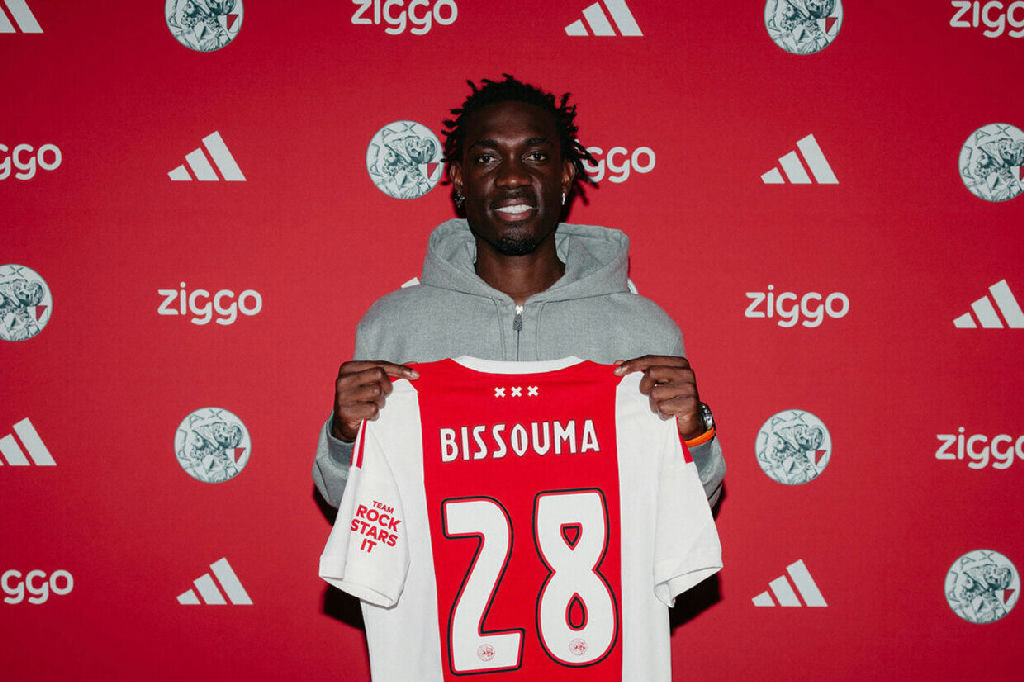 Ajax oficializa a contratação do meio-campista Yves Bissouma