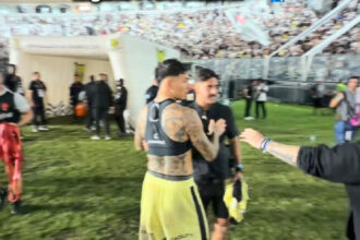 Alan Saldívia recebe apoio caloroso da torcida em São Januário